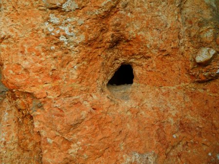 Petit trou latéral dans la seconde grotte.