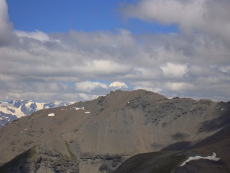 Sommet du Mont Blanc entre les Rochers de Pierre Pointe et les nuages.