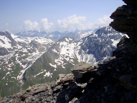 Vue nord-est sur la pointe de Serru (3227m), le col et la pointe du Rocher Blanc (2833m et 3023m), l’arête des Mines et le col des Mines (3043m).