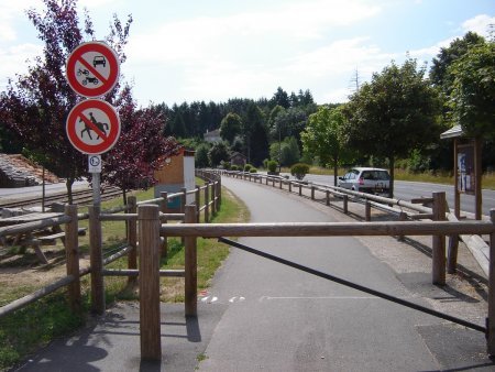 Le départ de la voie verte. Le panneau est à droite, visible de la route.