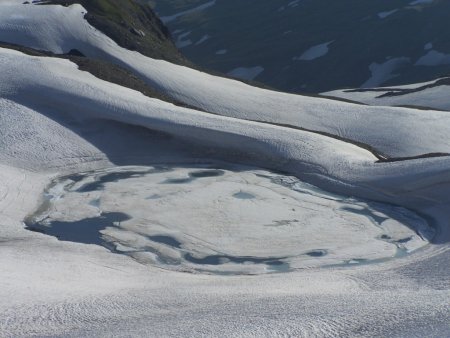 Lac encore gelé sur le glacier de la Jave.