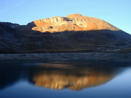 Reflet de la pointe de Picheru (2953m) sur le lac de la Sassière.