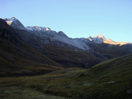 A droite, vue sur l’Aiguille du Dôme (3017m) depuis "Derrière le Santel".