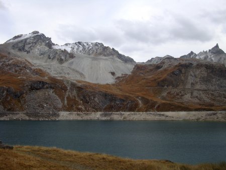Le lac de la Sassière, la pointe de la Bailletta (3071m) à gauche et l’Aiguille du Dôme (3017m) à droite.