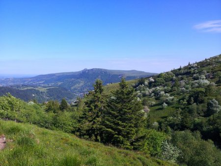 Au-dessus de la Grande Cascade avec au loin le Puy Gros et la Banne d’Ordanche
