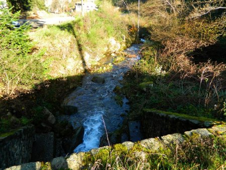 Le Dorlay, petit ruisseau qui va alimenter une retenue de 3 millions de mètres cubes.