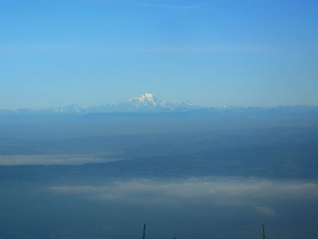 Le Massif du Mont Blanc et les brumes de la Vallée du Rhône.