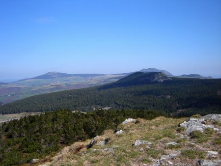Le Suc de Taupernas, et en arrière-plan, les Monts d’Alambre et Mézenc.