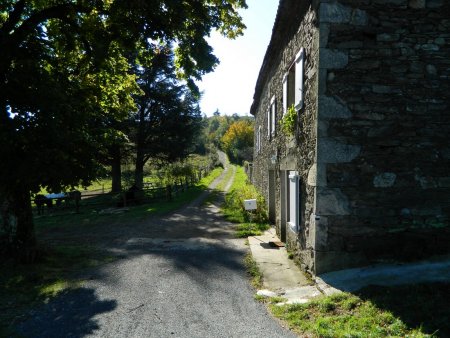 Le chemin qui contourne le hameau du Châtelard par l’Est.