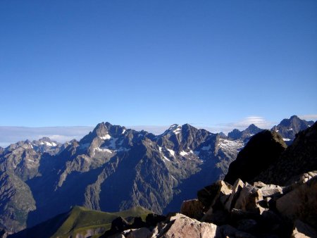 Le double sommet de l’Olan, encadré par la Muzelle et la Cime du Vallon. A l’extrème droite, les Rouies.