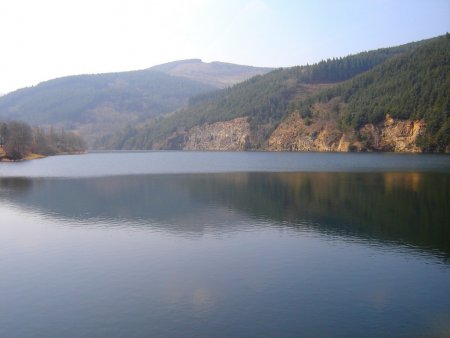 Le lac de retenue du barrage du Dorlay.