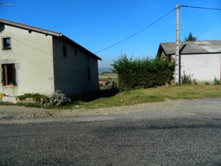 Au Sapin, on traverse la route. Le GR7, passe entre ces 2 maisons.