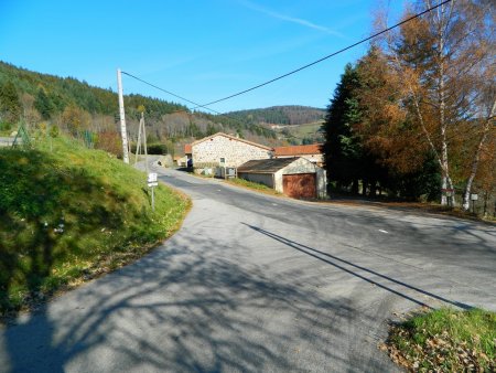 Le hameau de Girodet. L’itinéraire, passe par la petite route du fond, sous la murette.