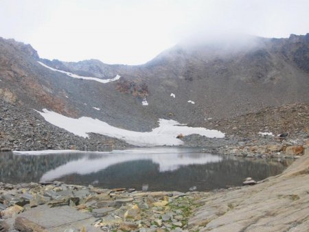 Lac de l’Amiante et Rocher Blanc ennuagé.