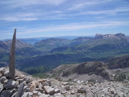 Du sommet, au sud-est, le Col du Noyer et le Plateau de Bure