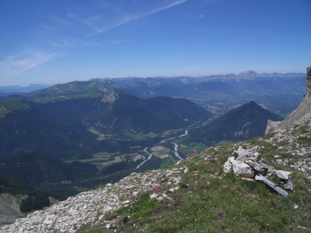 Du Col de Drouillet, au premier plan, le Ménil le Sommet de l’Aup le Rognon le Jocou, en arrière-plan le Vercors la Montagne de Glandasse et les Trois Becs