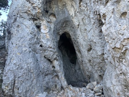 Petite grotte sous le sommet.