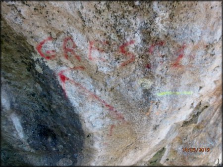 Inscriptions sur le gros rocher marquant la fin du sentier.