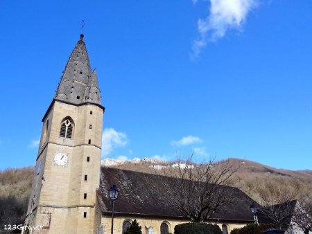 Eglise de Mouthier-Haute-Pierre sur fond de Roche de Hautepierre