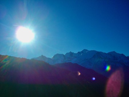 Soleil au-dessus du Mont Blanc et de l’Aiguille du Midi