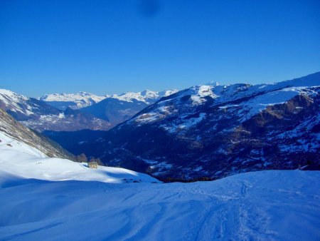 Dans le rétro, vers la vallée, le Mont Blanc apparaît