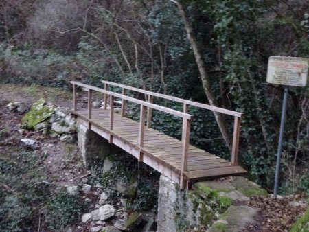 Pont en bois permettant de traverser le ruisseau de l’Arpasse