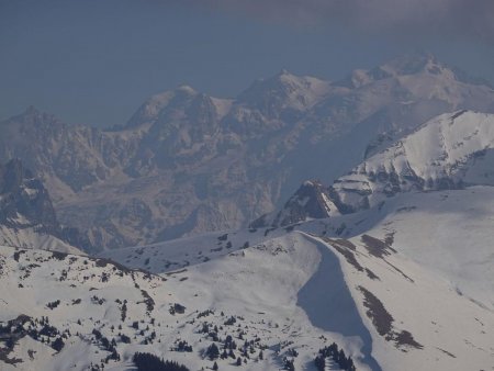Au fond dans la brume, le Mont Blanc.