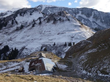 Le massif de l’Almet est déjà saupoudré de neige.
