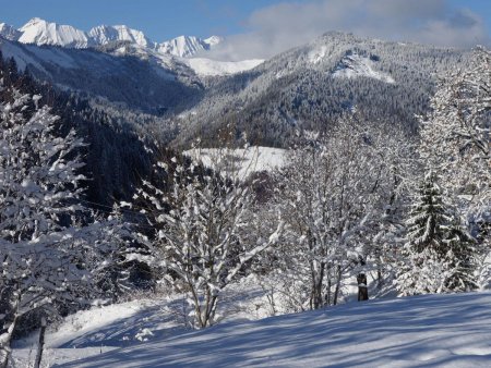 La vallée de Mégève, dans l’hiver fraîchement revenu.