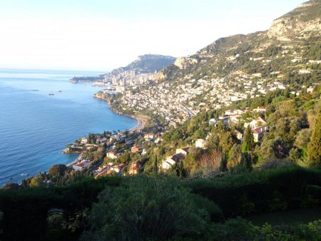 Vue depuis le Chemin de Menton sur Roquebrune-Cap-Martin en 1er plan et Monaco en second plan