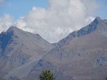 De  G à D : Pointe d’Andagne (3212 m), Col de la Fourche (3053 m), Pointe Ouest du Grand Fond (3384 m) dans laquelle se confond l’Ouille Allegra (3130 m)