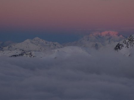 Seul le Mont Blanc parvient maintenant à percer la ligne du crépuscule...