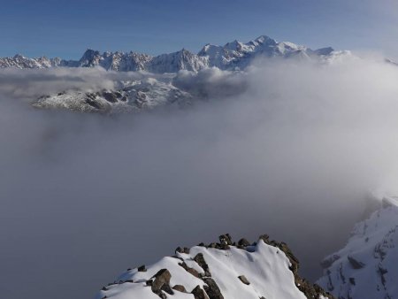 Le massif du Mont Blanc émerge...