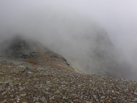 Dans le brouillard, le haut de la combe du Grand Cros.