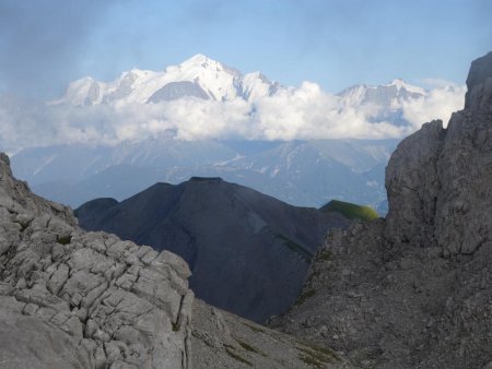 Le Mont Blanc se dévoile derrière la crête...