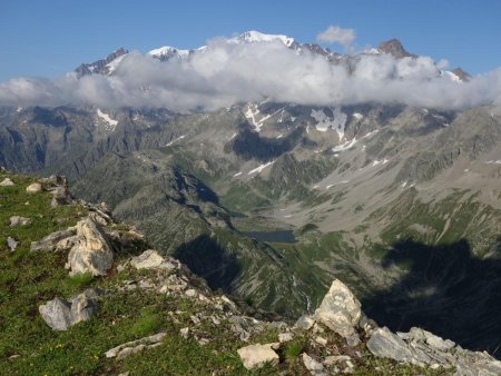 Le Mont Blanc se découvre enfin, dominant les lacs Jovet.