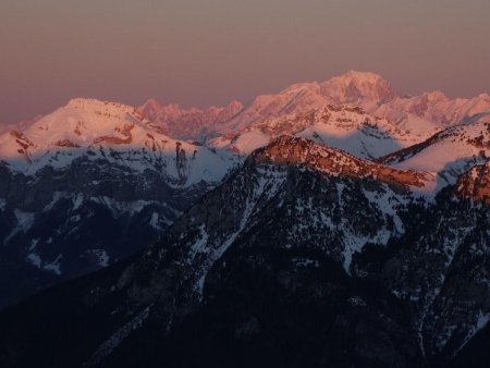 Trélod et Arcalod sur fond de Mont Blanc...
