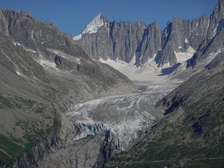 Un regard sur le glacier d’Argentière, dominé par le Mont Dolent.