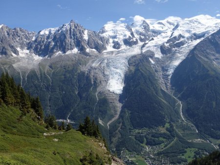 Les glaciers du Mont Blanc règnent en maître dans le panorama.