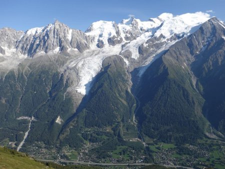 Le Mont Blanc domine la vallée de presque 3800m.