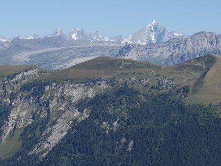 Derrière le massif de Platé, les aiguilles du massif du Mont Blanc.