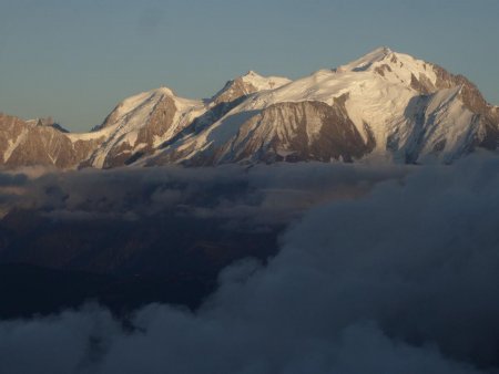 Le Mont Blanc est incontestablement le maître des lieux.