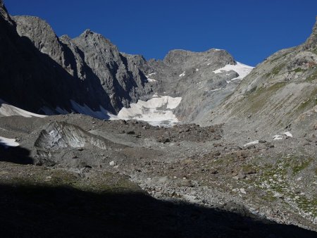 On approche du glacier du Chardon recouvert de caillasses, alors que plus haut le glacier des Rouies se montre.