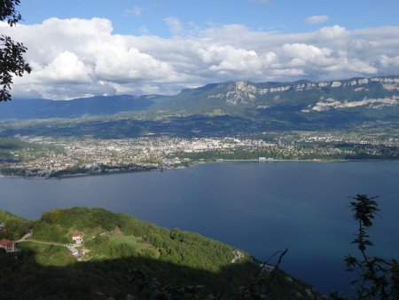 Depuis une des rares trouées permettant de voir le paysage, le lac et Aix-les-Bains.