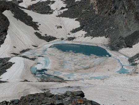 Le petit lac glaciaire dégèle à peine.