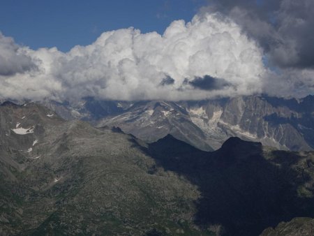 Les cumulus ont confisqué le massif du Mont Blanc.
