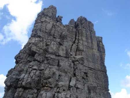 De belles tours rocheuses surplombant le Col des Portes