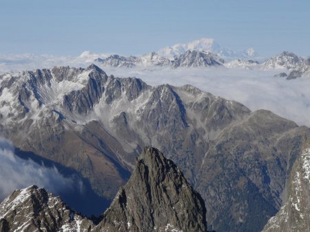 Le Mont Blanc dépasse derrière les pics de Belledonne nord.