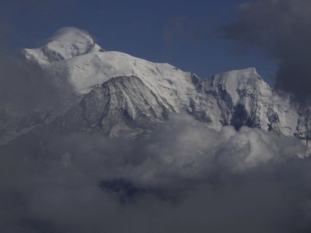 Le sommet du Mont Blanc se montre enfin.