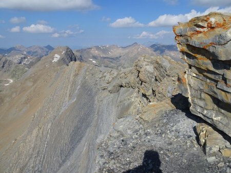 Arrière du cairn, crête et versant S-SE + Pic de Rochelaire (3108m)